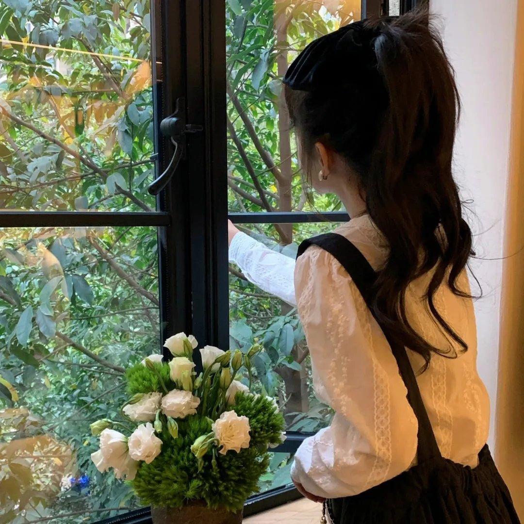 盛开的樱花林下